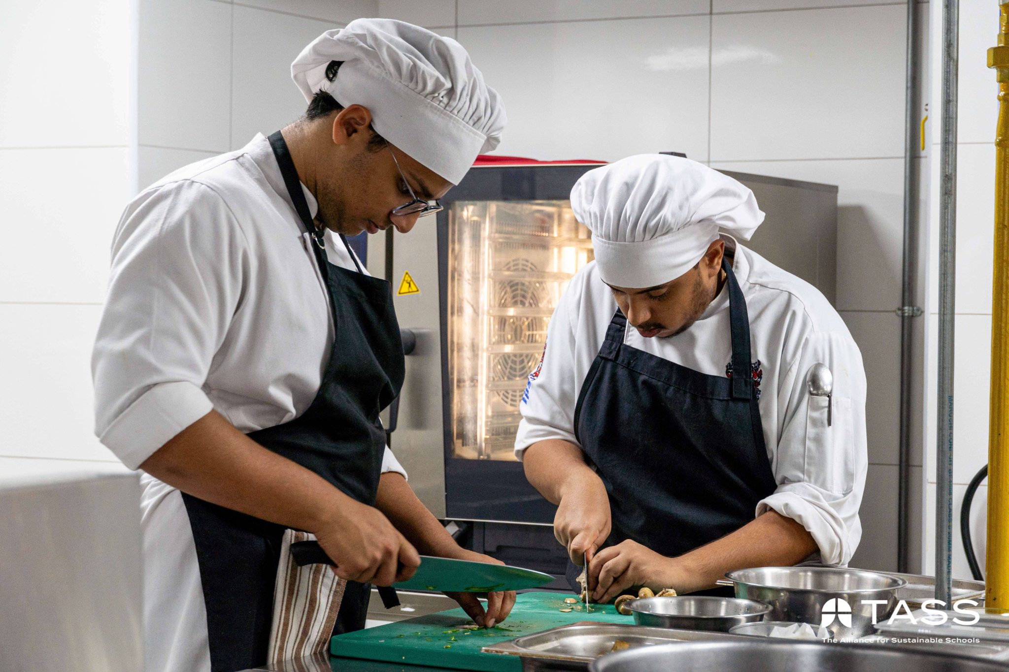 School Food Caterers in the UAE Commit to Low-Carbon School Meals at COP28